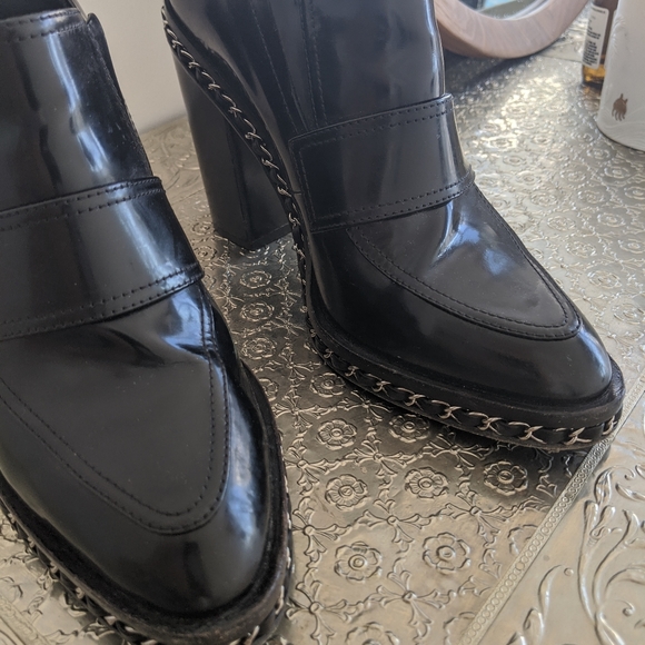 CHANEL patent leather chain-link ankle boot - Picture 6 of 14